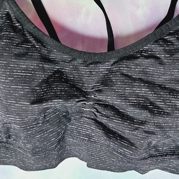 Move by Ardene Black & White Pinstripe Lightweight Strappy Sports Bra Size M-L - Picture 3 of 6